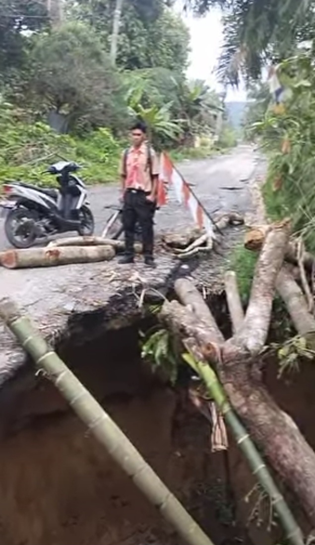 Jalan Lintas Sigura-gura Km 5 Desa Marjanji Aceh Aek Songsongan Longsor, Akses Warga Terancam